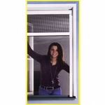 Bild des Windhager RhinoScreen Braun 130x160cm Fenstergitterrollos Bild einer Frau die durch ein Rollo-Fenster schaut