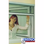 Bild des Windhager RhinoScreen Braun 130x160cm Fenstergitterrollos Bild einer Frau die durch ein Rollo-Fenster schaut