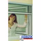 Bild des Windhager RhinoScreen Braun 130x160cm Fenstergitterrollos Bild einer Frau die durch ein Rollo-Fenster schaut
