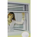 Bild einer Frau die durch das Fenster Rollo schaut
