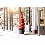 Aufnahme Außenbereich mit rotem Jute-Gewebe umwickelter Baum