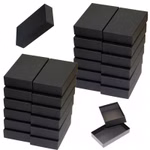 Bild von 2 Türmen voller Boxen