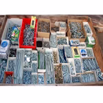 Bild von vielen Behältern mit Schrauben