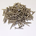 Bild eines Haufens an Spanplattenschrauben