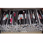 Bild einer Box voll Klebefolien schwarz Bild einer Box voll Klebefolien schwarz