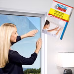 Bild einer Frau welche ein Fliegengitter montiert