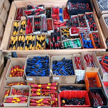 Bild des wiha 50/100/200-teile Mixpakets Bild mit vielen Schütten und Behältern welche Wiha-Werkzeug enthalten