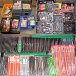 Bild der verschiedensten Bohrer in unterschiedlichen Kisten
