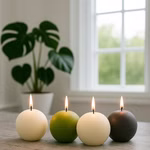 Lifestylebild im Wohnzimmer mit Kugelkerzen in verschiedenen Farben