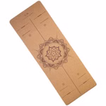 Frontalaufnahme Yoga Matte aus Kork schräg links