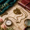 uhrkette-vermessingt-1-75m-Lifestyle-2.jpg Lifestylebild der Uhrkette mit einer Uhr und verschiedenen Accessoires