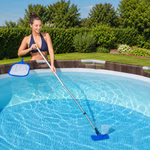 Lifestylebild des Poolpflege Basis Sets