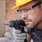 schutzbrille-4510100-lifestylebild-1.jpg Bild der Schutzbrille beim Arbeitseinsatz